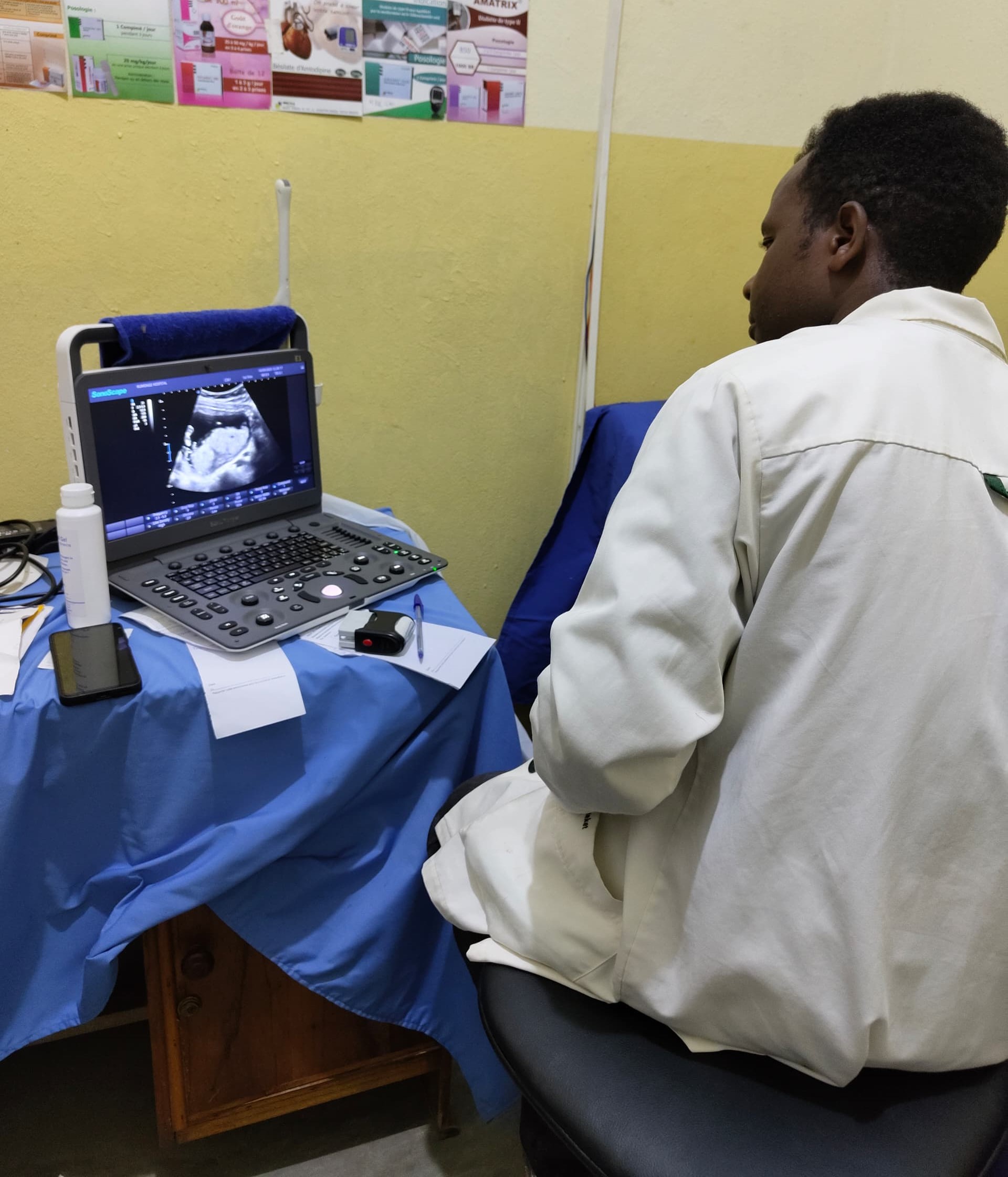 Médecin contactant le patient